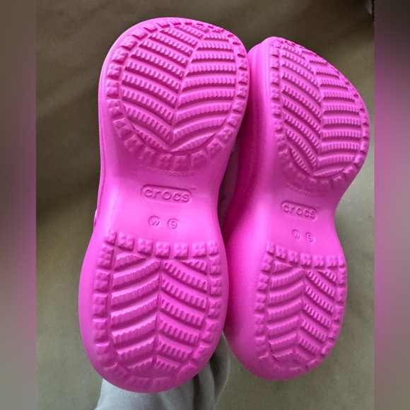 NWT Crocs Hello Kitty Bae Clog w All Over Character Print & Exclusive Jibbitz 9 - Picture 5 of 10